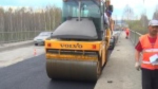 Машины встали в многокилометровую пробку