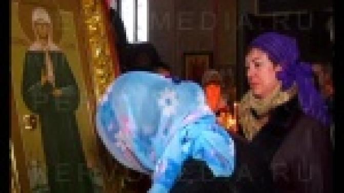 У нее просят помощи в сердечных делах, в исцелении от болезней и при финансовых неудачах