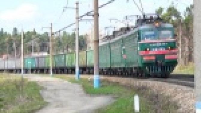 Сотни жителей в буквальном смысле идут на риск, пересекая железную дорогу по тропинке в районе Первомайки