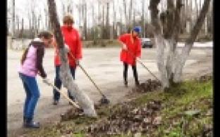Сделать зарядку и привести в порядок стадион решили сотрудники муниципального учреждения "Старт"
