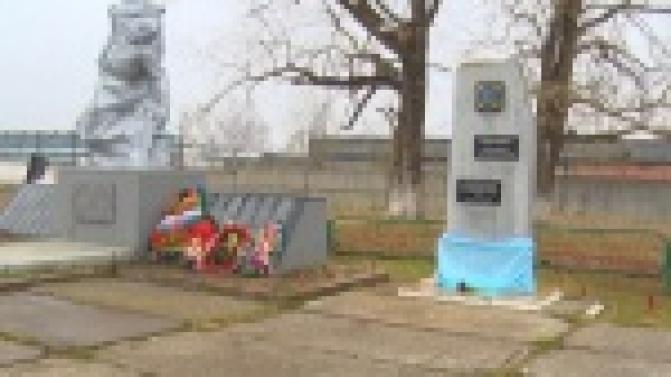 В Новоуткинске открыли мемориальную доску