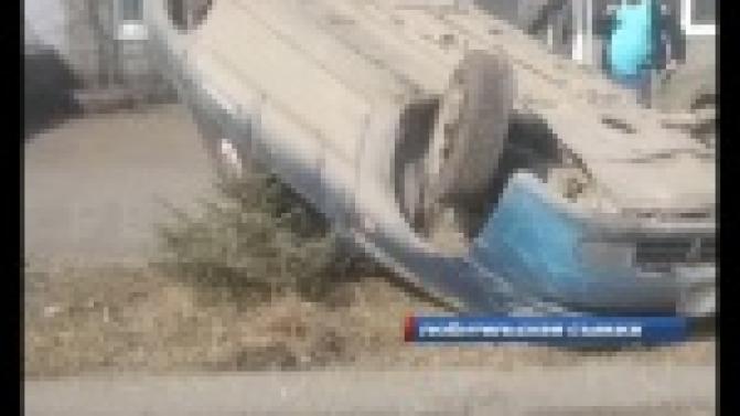 Сделал "уши". Нетрезвый таксист перевернулся в одном из первоуральских дворов