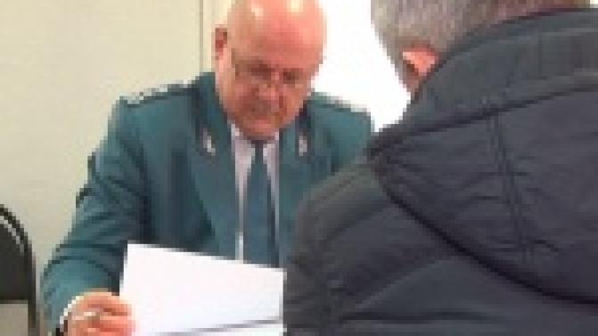 Судебные приставы и налоговики ведут работу с неплательщиками