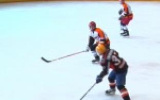 После работы кто-то идет в кино, кто-то - гулять, а они - на лед