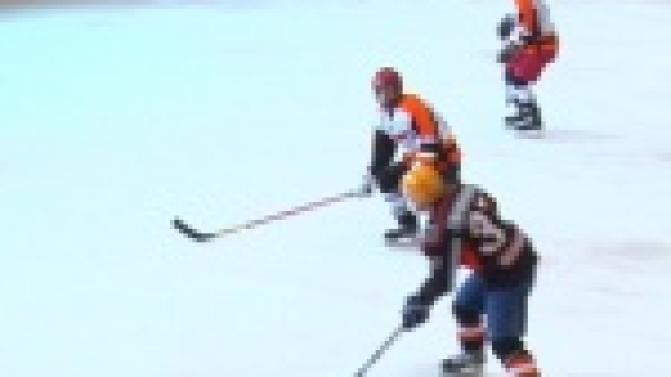 После работы кто-то идет в кино, кто-то - гулять, а они - на лед