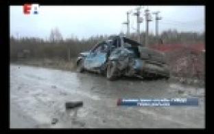 Под Первоуральском грузовик сбил двух водителей, которые на обочине меняли колесо.