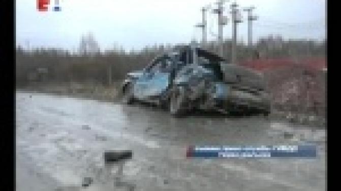 Под Первоуральском грузовик сбил двух водителей, которые на обочине меняли колесо.