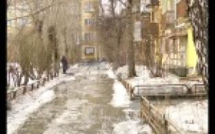 Не ударить лицом в грязь, причем в прямом смысле, ежедневно пытаются жители одного из первоуральских дворов.