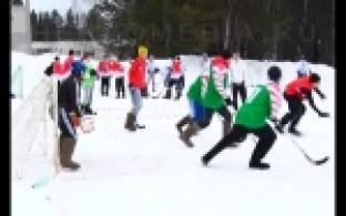 Клюшка, теннисный мяч и валенки.