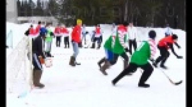 Клюшка, теннисный мяч и валенки.