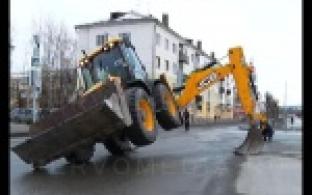 Шоу экскаваторов и праздничная демонстрация работников ЖКХ.