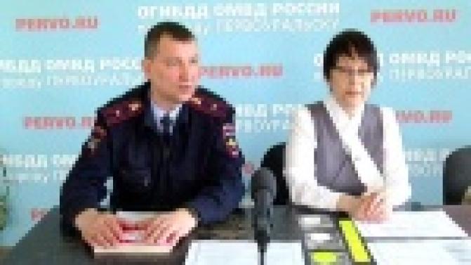 Чтобы пешеходов было лучше видно на темной дороге.