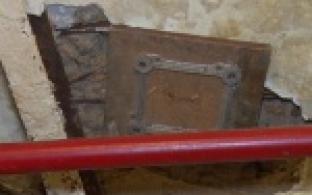 Как залатать потолок табуреткой?