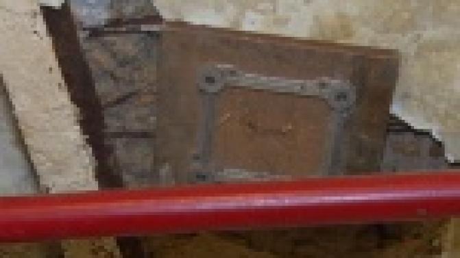 Как залатать потолок табуреткой?