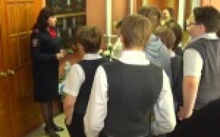 Сотрудники полиции провели экскурсию по зданию МВД для учеников 21 лицея