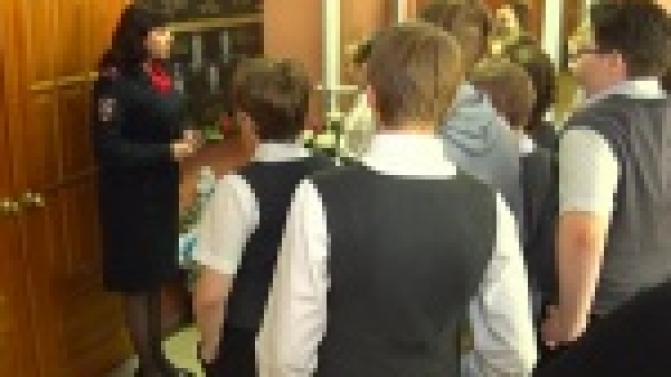 Сотрудники полиции провели экскурсию по зданию МВД для учеников 21 лицея