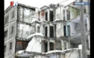 Утеплят стену и демонтируют то, что осталось от подъезда.