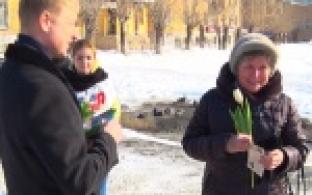 Цветы дамам дарили на улицах города в международный женский день