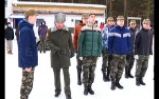 Первоуральским школьникам показали, как чеканить шаг и обращаться с автоматом.