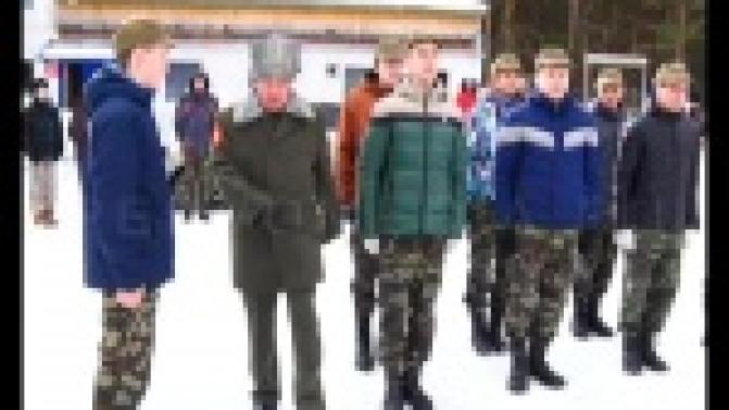 Первоуральским школьникам показали, как чеканить шаг и обращаться с автоматом.