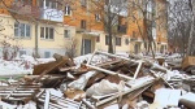 Из окна видят свалку