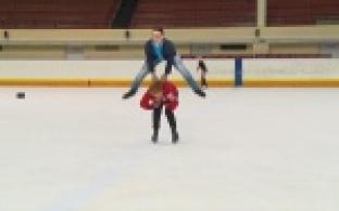 Участники ледового шоу проводят заключительные тренировки