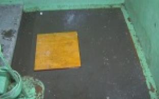 Избавиться от наводнения в подъезде не могут жители одного из домов на улице Ватутина