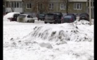 Последствия обильных зимних снегопадов первоуральцы ощутили только сейчас.