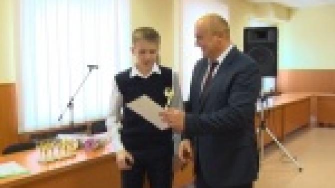 Николай Козлов вручил награды стипендиатам главы городского округа