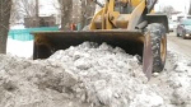 Более 40 тракторов и грейдеров вышли на городские дороги этой ночью