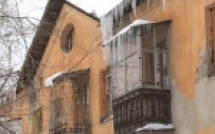 Горожане жалуются на многочисленные сосульки, которые свисают с крыш первоуральских домов