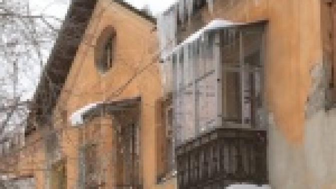 Горожане жалуются на многочисленные сосульки, которые свисают с крыш первоуральских домов