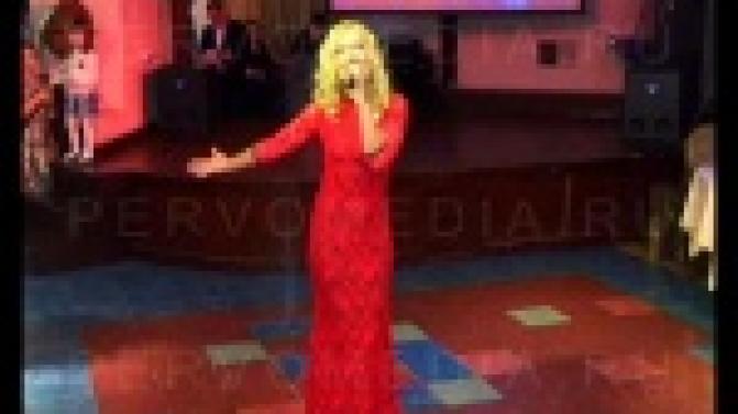 Участницы конкурса красоты "Миссис Первоуральск" соревнуются в конкурсе вокальном.