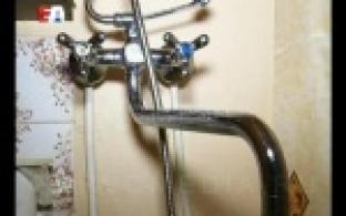 А вот первоуральская пенсионерка Александра Кропотова сбилась с ног, разыскивая слесарей, которые проводили ремонтные работы в её квартирах.