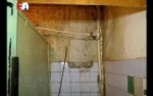 Жители многоэтажки по улице Ватутина много лет с опаской посещают туалетную комнату.