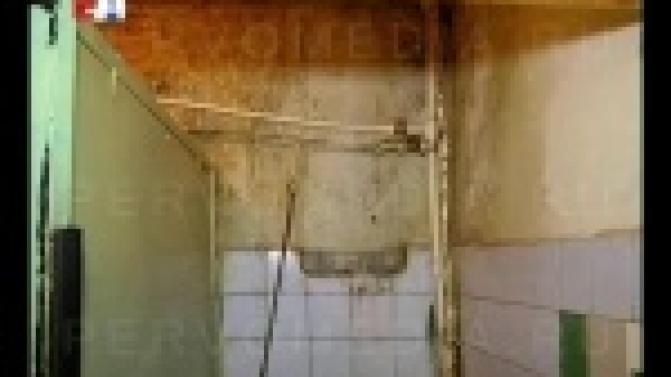 Жители многоэтажки по улице Ватутина много лет с опаской посещают туалетную комнату.