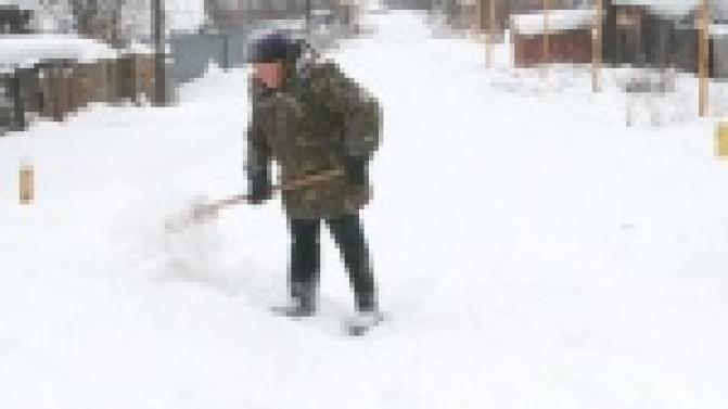 Жители Пильного вязнут в снегу