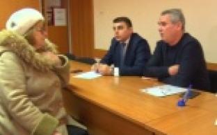 Первоуральцы задали вопросы одному из руководителей областного департамента государственного жилищного и строительного надзора