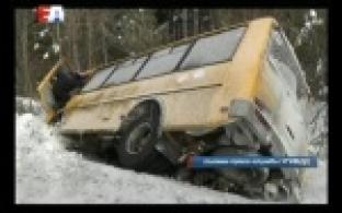 Автобус с детьми угодил в кювет из-за гололёда.