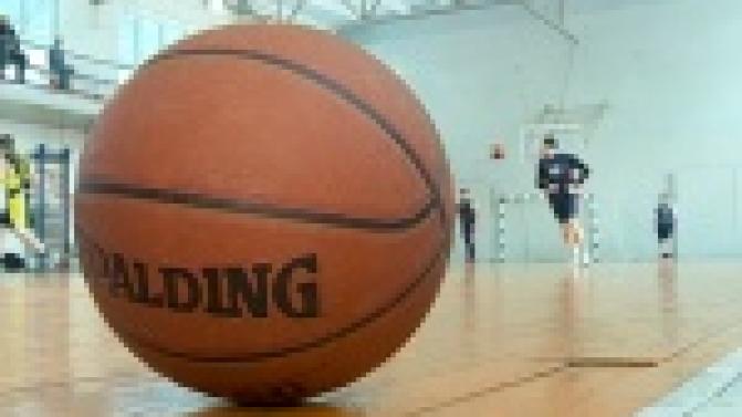 На стадионе Хромпик провели девятый тур открытого турнира Первоуральска по баскетболу