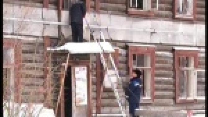 В Первоуральске начали сносить расселённые дома.