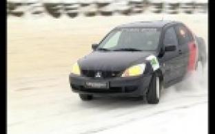 Уверенно едут и по гравию, и по льду - на специальном треке.