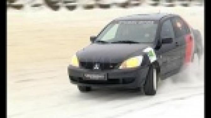 Уверенно едут и по гравию, и по льду - на специальном треке.