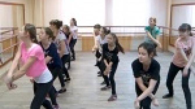 После уроков в танцевальный зал