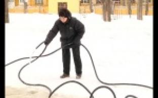 Сыграть в хоккей и просто покататься на коньках.