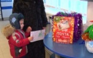 В почтовых отделениях города людно