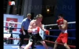 Победители "Стальной битвы" и обладатели званий Чемпион Урала и Сибири по боксу - Михаил Алексеев и Марк Урванов поделились с первоуральцами своими впечатлениями от боев.