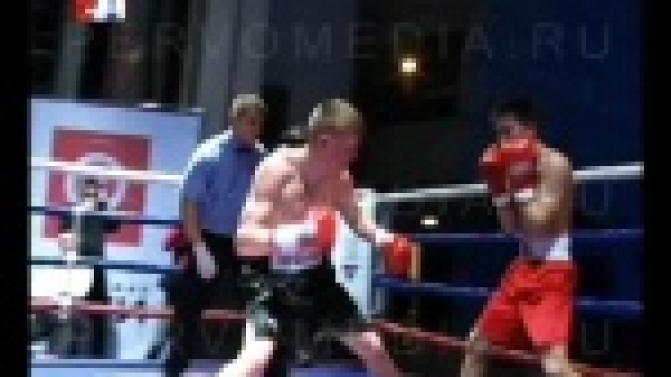 Победители "Стальной битвы" и обладатели званий Чемпион Урала и Сибири по боксу - Михаил Алексеев и Марк Урванов поделились с первоуральцами своими впечатлениями от боев.