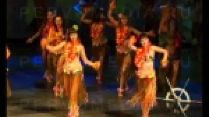 Врачи, учителя и работники предприятий встретились на сцене.