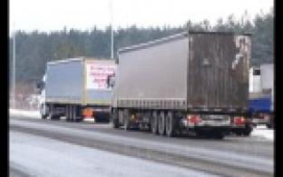 Сотни водителей грузовиков сегодня приняли участие во всероссийской акции протеста дальнобойщиков.